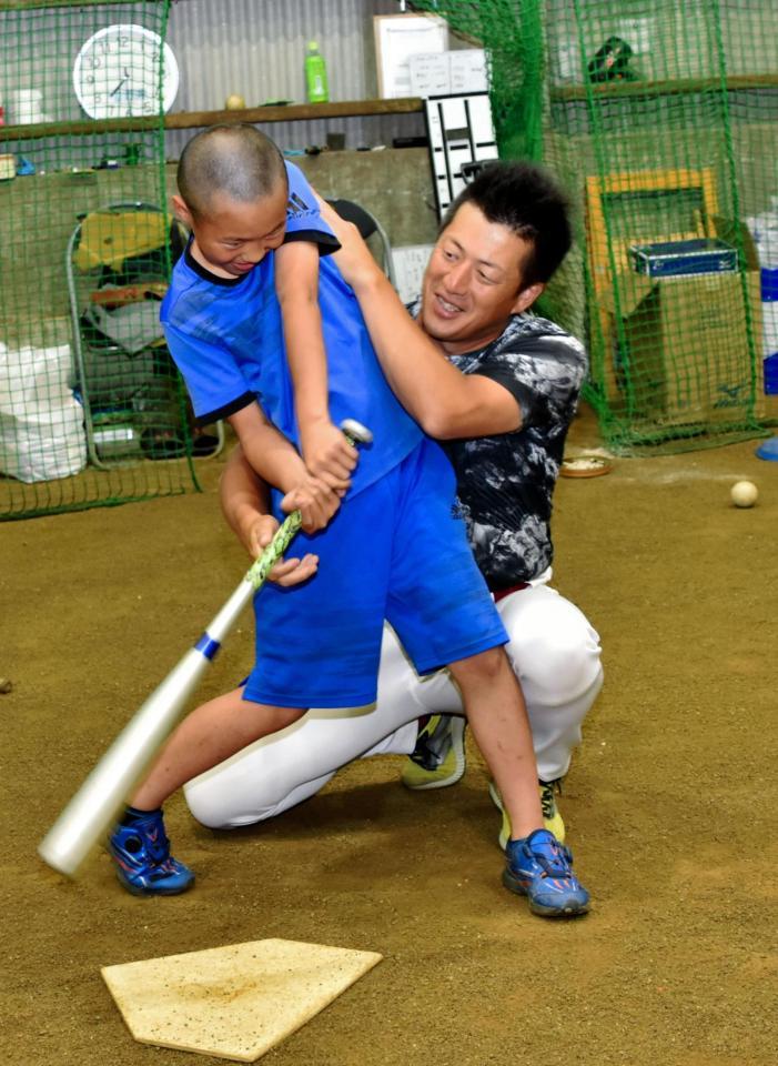 　打撃指導する「高橋野球塾」の塾長・高橋浩司さん（右）