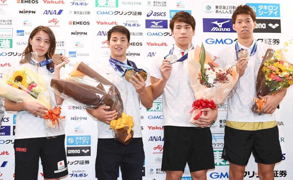 　メダルを掲げる（左から）大橋悠依、瀬戸大也、松元克央、渡辺一平　