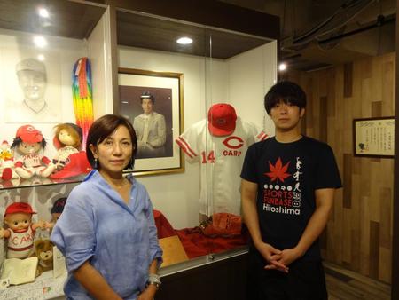 「津田恒美記念館」で母・晃代さんと大樹さん（左）