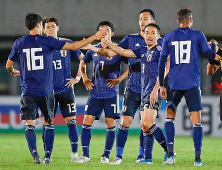 　手堅いサッカーでミャンマーに勝ち、タッチを交わす（右から）鈴木、長友、吉田ら日本代表イレブン（共同）