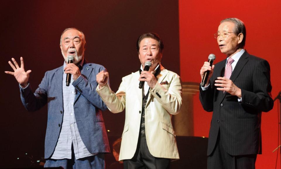 40周年記念コンサートでお祝いに駆けつけた安仁屋さん（左）、古葉さん（右）とともに熱唱する南