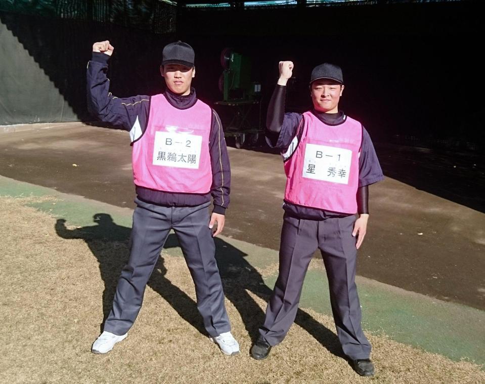 「ＮＰＢアンパイア・スクール」を受講する、ともに作新学院在学中の黒鵜大陽さん（左）と星秀幸さん＝さいたま市内