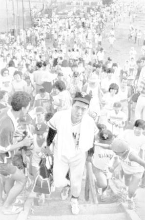 　多摩川グラウンドで大勢のファンに囲まれる王（中央）＝１９７８年