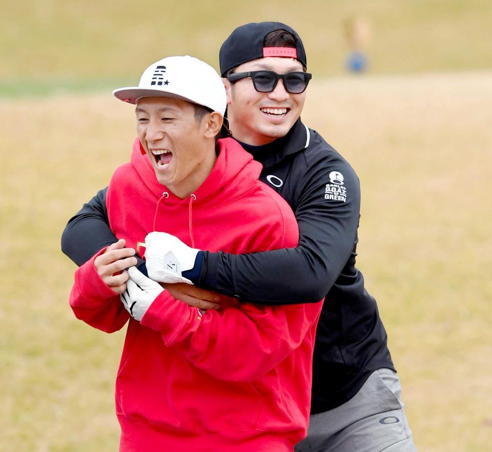 オフのゴルフで同級生の鈴木誠（右）とおどける西川