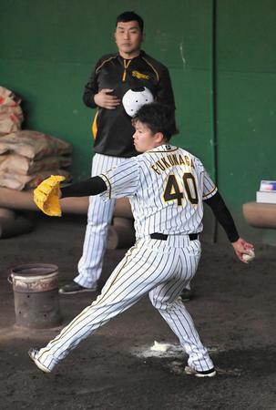 阪神・山本昌臨時コーチ（奥）が見守る中、ブルペンで投球練習する阪神・福永春吾＝安芸（撮影・高部洋祐）