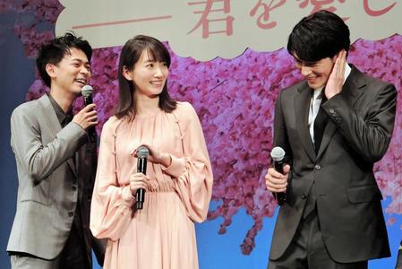 舞台あいさつで笑顔を見せる（左から）成田凌、波瑠、岡田健史＝２月１９日