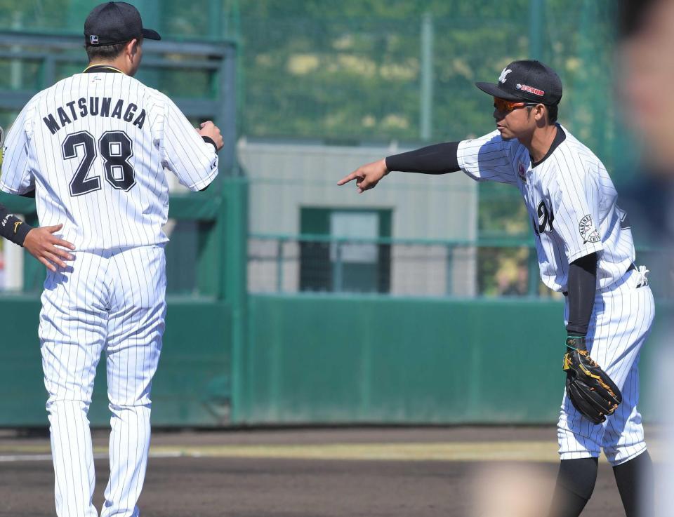 　２０日の楽天戦でピンチの松永（左）に声をかける鳥谷