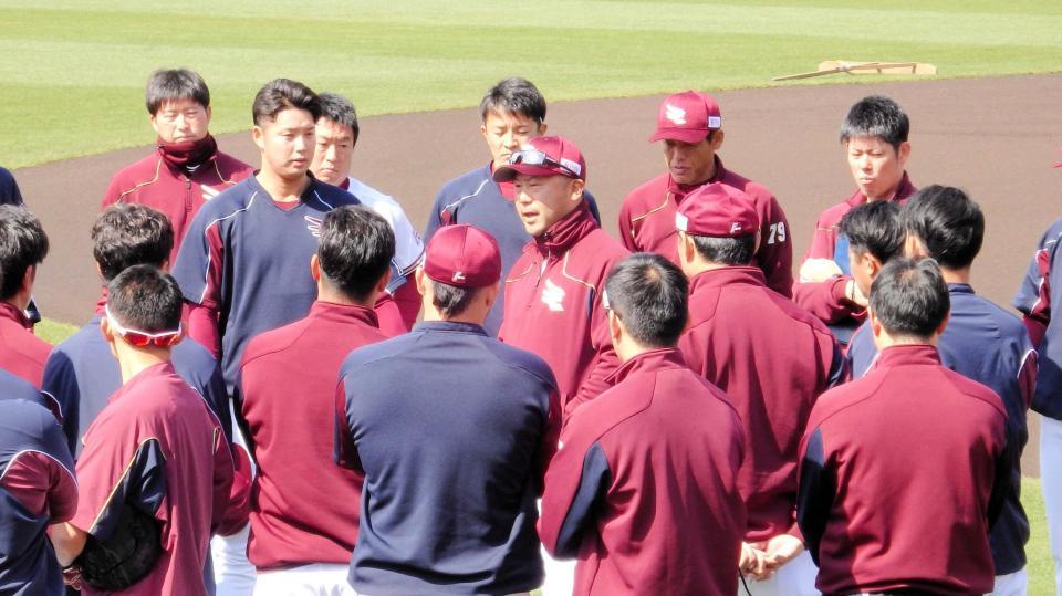 　練習前に選手、スタッフらを前に注意喚起を行う三木監督
