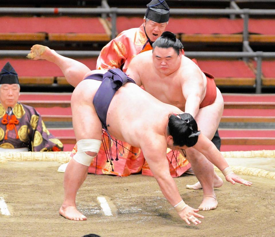 春場所で妙義龍（手前）を下した隆の勝＝エディオンアリーナ大阪