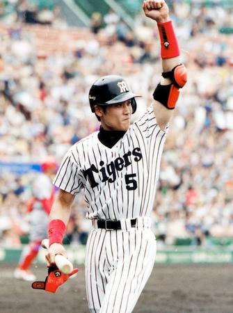 　決勝の２点適時打を放ちファンの声援に応える新庄＝２０００年６月３日