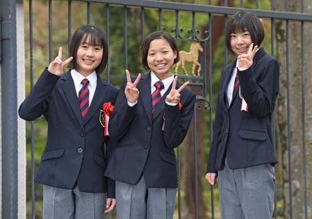 　入学式で笑顔をみせる騎手課程３９期生の（左から）大江原比呂、小林美駒、河原田菜々