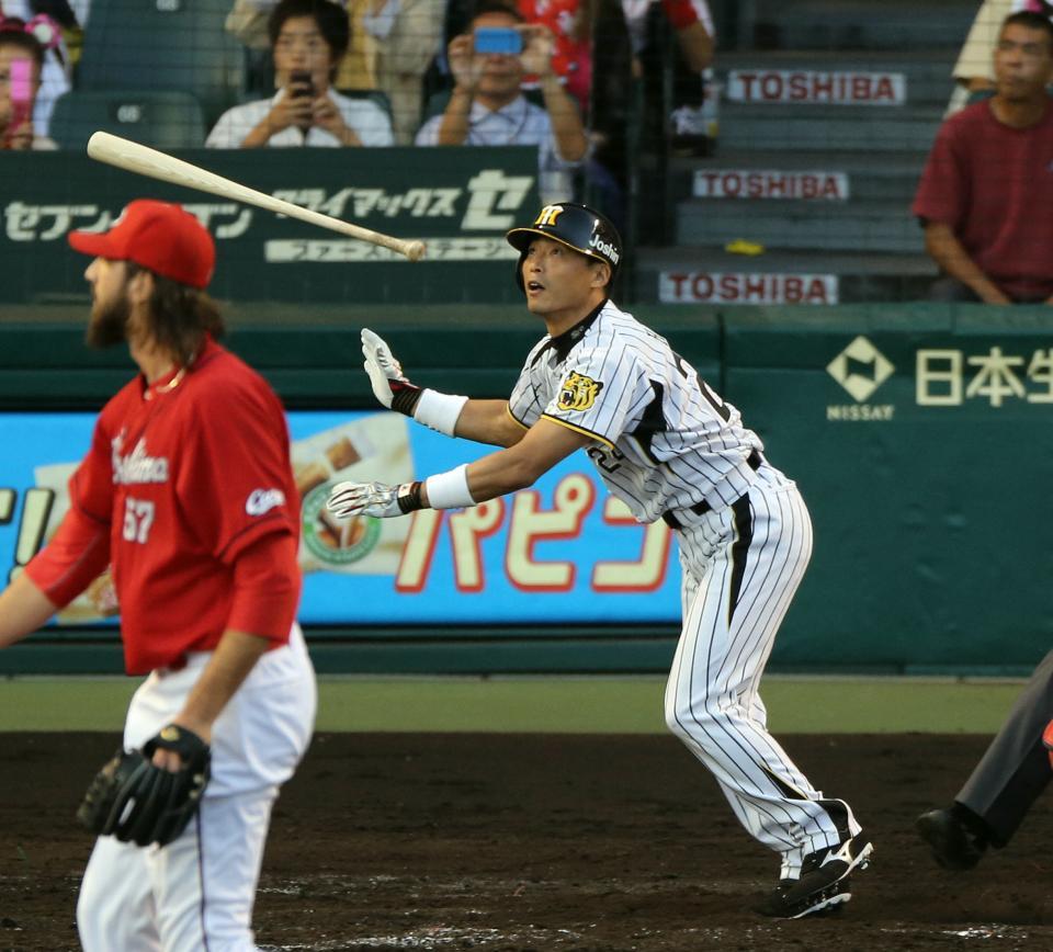 　ＣＳ第１Ｓ・広島戦の９回、代打・桧山が２ランを放つ＝１３年１０月１３日、甲子園