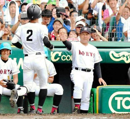 広陵・中井監督。背番号２は広島に入団した中村奨成