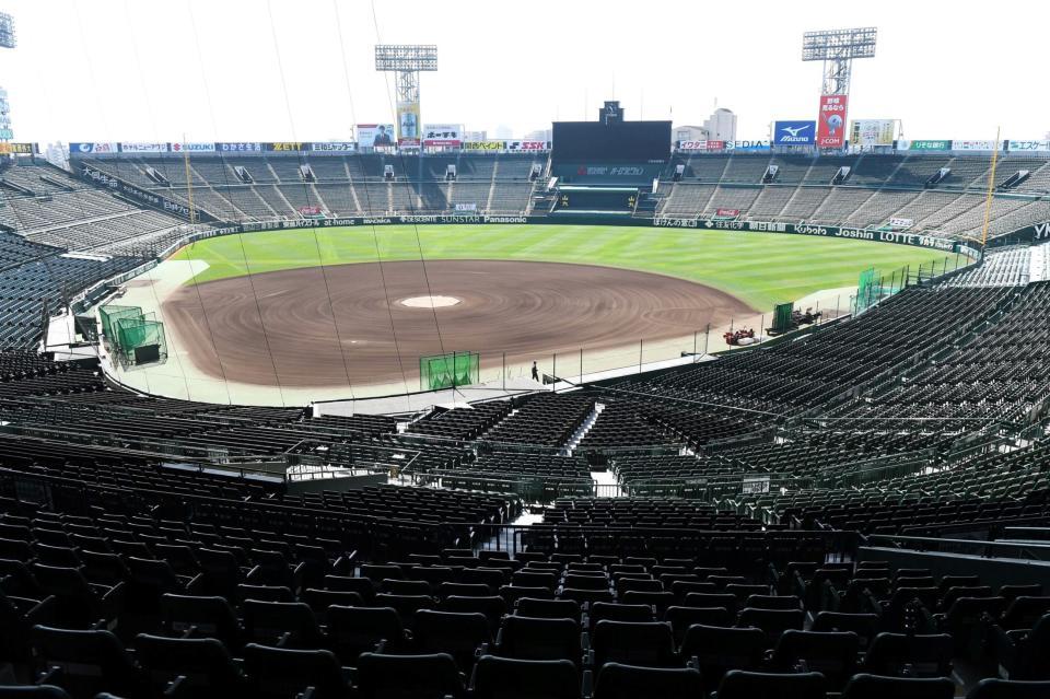 静かに開幕を待つ甲子園球場