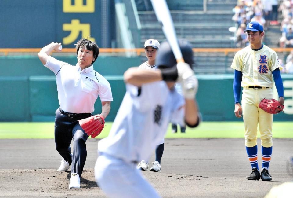 レジェンド始球式を務める松井秀喜氏、右は星稜・奥川恭伸投手（２０１８年撮影）