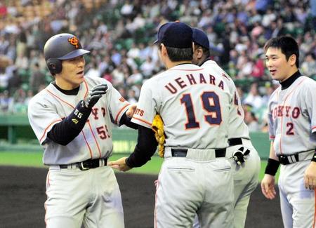 本塁打を放った巨人・松井（左）を出迎える上原、元木ら（２００１年５月撮影）