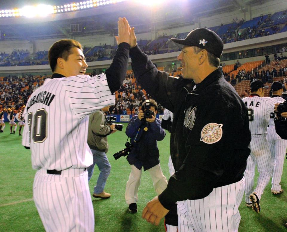 ２００５年４月２７日、西武を３タテして破竹の７連勝。最後を締めた小林雅（左）とハイタッチするバレンタイン監督