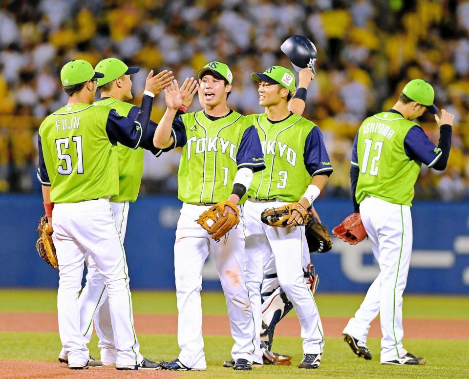 ２０１８年の６月２９日、阪神に勝利し喜ぶヤクルトナイン＝神宮