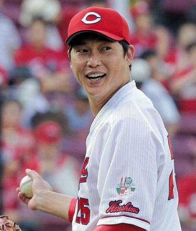 　左袖にピースナイターのワッペンを着けて試合に臨む広島・新井貴浩＝２０１６年