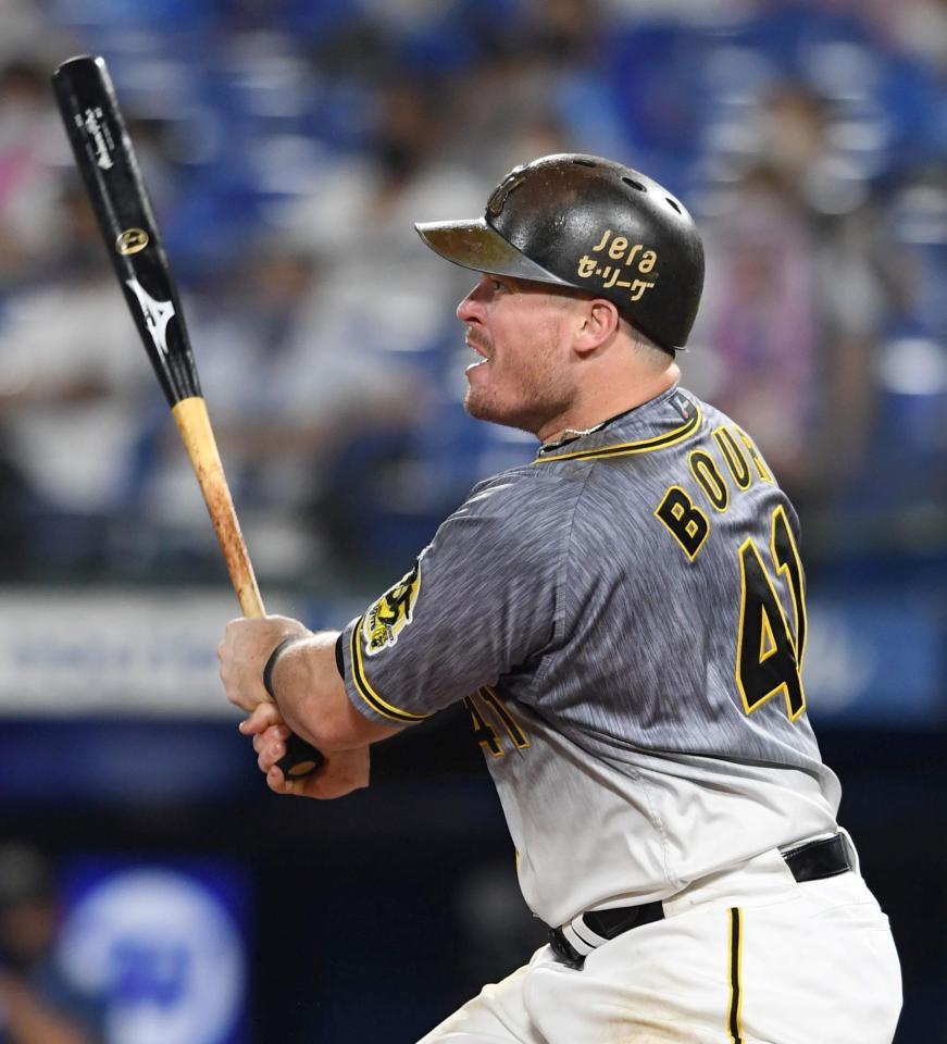 ８月１２日のＤｅＮＡ戦、７回に中前打を放つ阪神のボーア＝横浜スタジアム