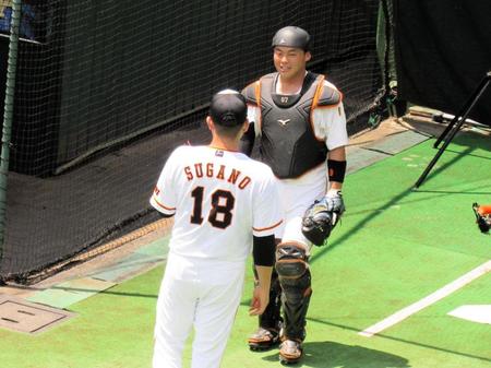 ２日、ジャイアンツ球場でブルペン入りした菅野と話す、山瀬。