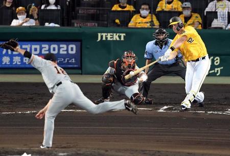 　４日の巨人戦、サンズは左越えに２ランを放つ。投手・菅野