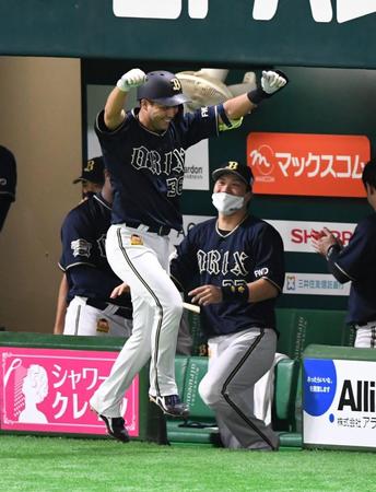 　１回、先頭打者本塁打を放ちベンチ前で喜ぶオリックス・山足＝ペイペイドーム