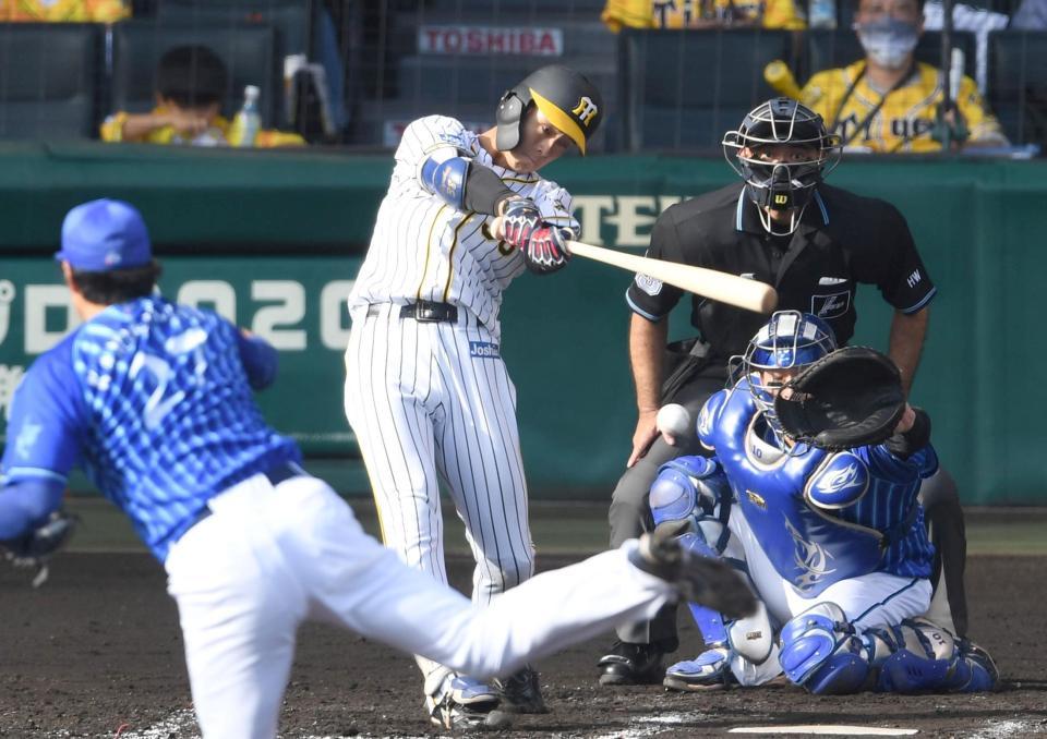 　中前打を放つ小幡＝１１日