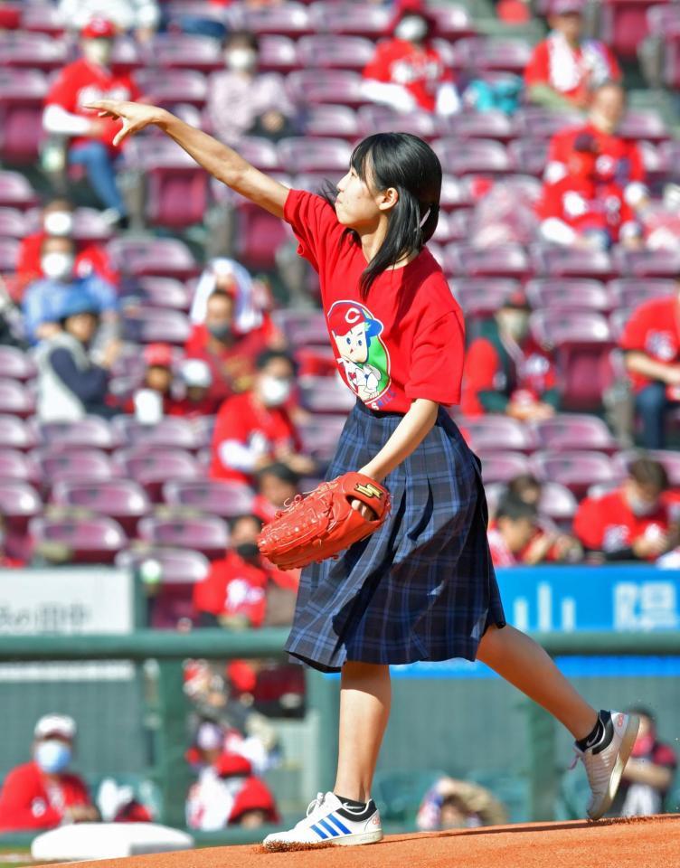 始球式を務める御調高の前生徒会長の角森巴海さん＝マツダスタジアム（撮影・立川洋一郎）