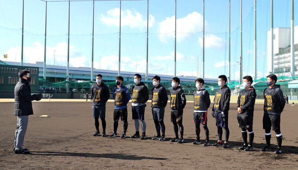 　矢野監督（左）の訓示を受ける阪神の新人選手たち＝９日、鳴尾浜球場（代表撮影）