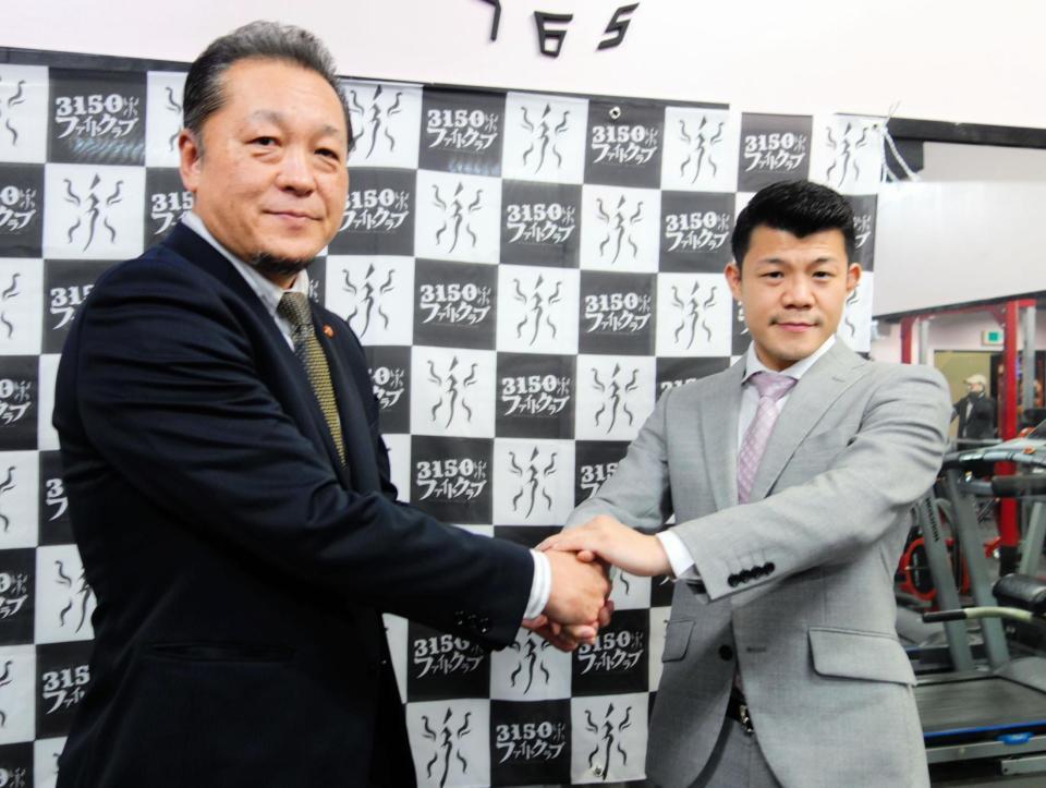 共催興行の開催を発表した山下正人会長（左）と亀田興毅会長