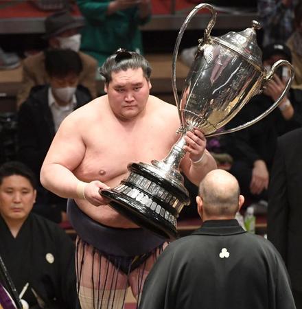 春場所で優勝して賜杯を受け取る照ノ富士