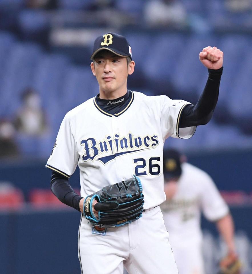 　２０日の西武戦、栗山を併殺に打ち取りガッツポーズを見せる能見