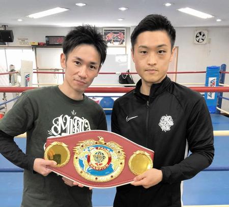 獲得したＷＢＯＡＰ王座のベルトを掲げる武市晃輔トレーナー（左）と西田凌佑