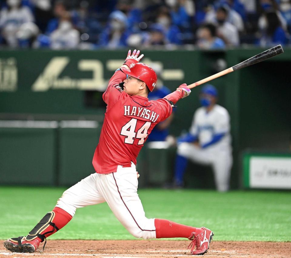 　７回、左中間にソロを放つ林