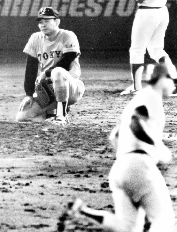 小早川（手前）に右翼スタンドへサヨナラ本塁打を打たれマウンド上でがっくり、涙を流した巨人・江川＝１９８７年９月２０日
