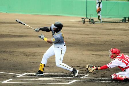 　ウエスタン・広島戦で先制適時打を放ったロハス＝６月３０日