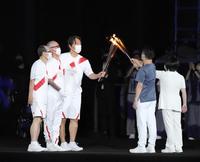 　 東京五輪開会式　聖火のトーチキスを行う（左端から）王貞治さん、長嶋茂雄さん、松井秀喜さん（７月２３日午後１１時４２分、東京・国立競技場で）＝代表撮影　