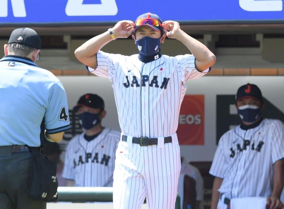 ５回、青柳をマウンドへ送り込む稲葉監督（撮影・田中太一）