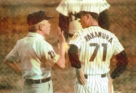 　本塁打の判定を覆した平光二塁塁審（左）に猛抗議する中村監督　１９９２年９月１１日　甲子園