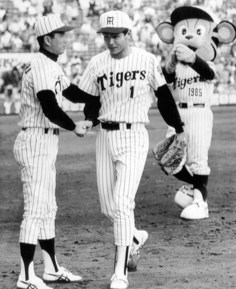 　 阪神─中日２　９回表に登板、３者連続三振に打ち取り中村勝広監督（左）に迎えられる阪神・野田浩司（中）＝１９９０（平成２）年４月１５日、甲子園球場　