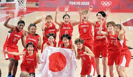 東京五輪　女子バスケットボール決勝・日本対米国　銀メダルを獲得し喜ぶバスケ女子日本代表