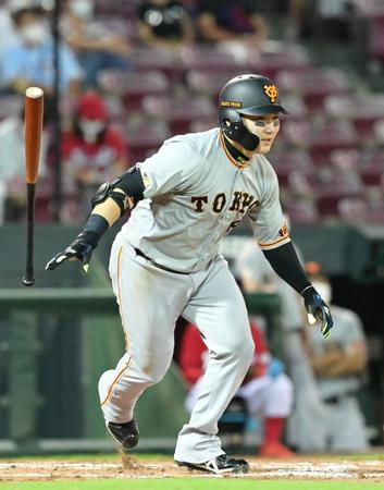 安打を放つ巨人・丸佳浩