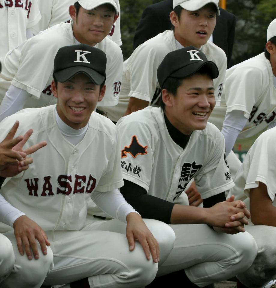 　２００６年１０月、国体表彰式終了後に記念写真を撮る斎藤佑樹（左）や田中将大ら