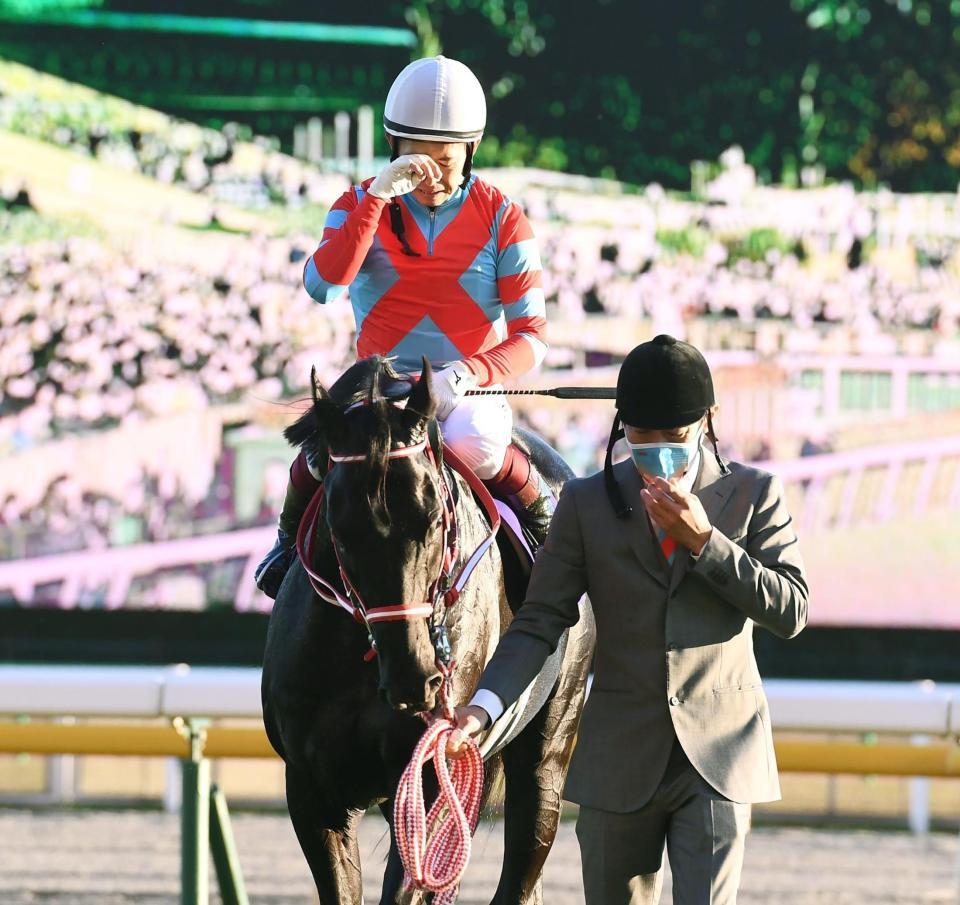有終の美を飾ったコントレイルの鞍上で涙する福永＝２８日、東京競馬場