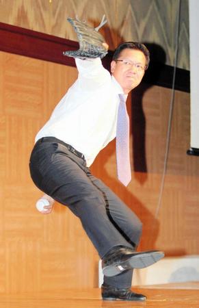 野球殿堂入りを祝う会で、自ら始球式を務めた大野豊さん＝２０１３年１２月