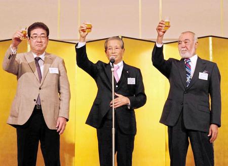 　広島カープＯＢ会で乾杯の音頭をとる古葉竹識さん（中央）と山本浩二さん（左）、安仁屋宗八さん（右）＝２０１６年１２月