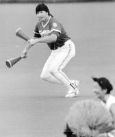 　チアガールと踊る日本ハム・ウインタース＝１９９１年