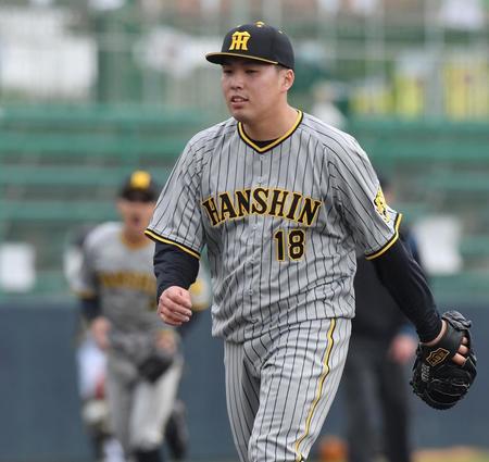 ４回、ピンチを招くも無失点に抑えた阪神・馬場皐輔＝沖縄・宜野座村野球場（撮影・西岡正）