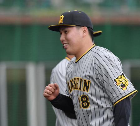 ４回、ピンチを招くも無失点に抑えた阪神・馬場皐輔＝沖縄・宜野座村野球場（撮影・西岡正）